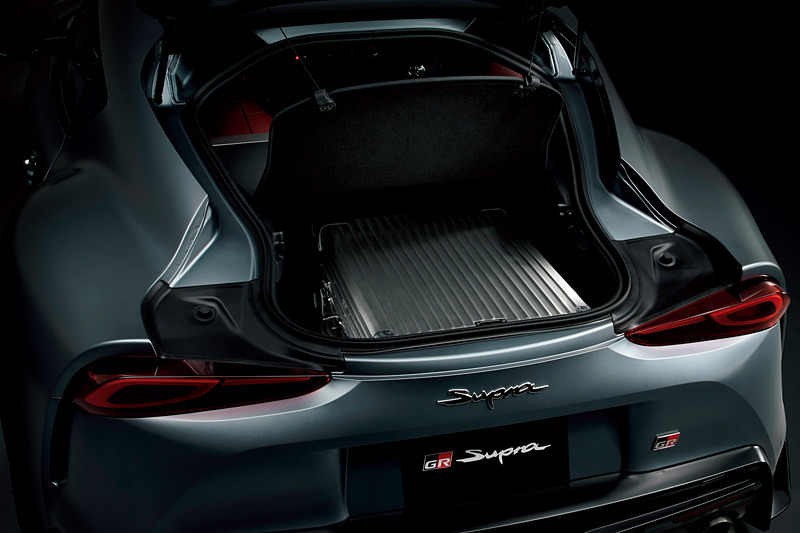 2シーターでラゲッジスペースは奥行きがあるスタイルとなる