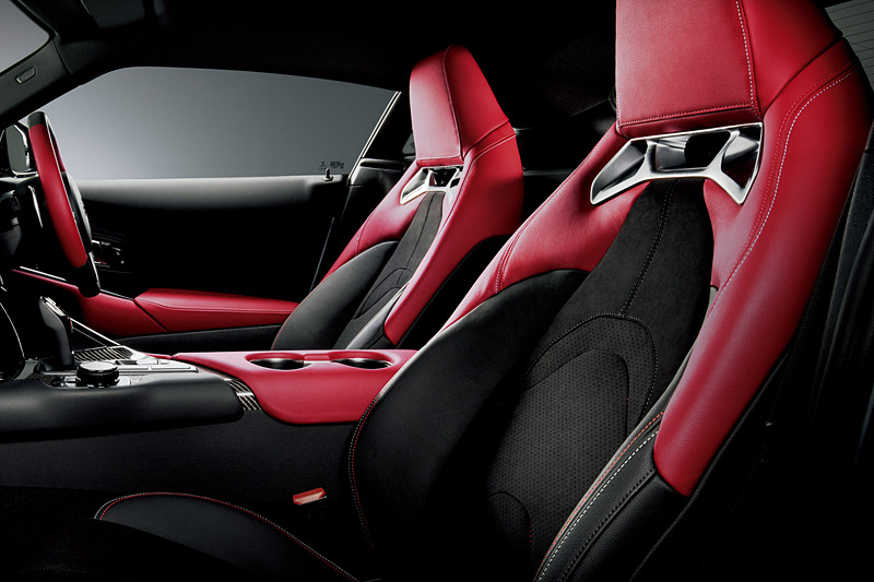 RZは「イグニッションレッド」のアルカンターラ＋本革シートを採用