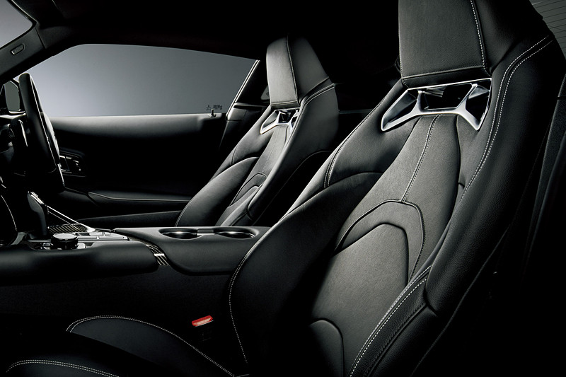 RZに8万1000円高でメーカーオプション設定される本革シート