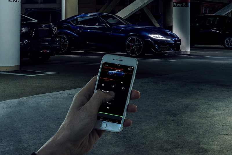 「リモートサービス」ではiPhoneの専用アプリを使い、車両の遠隔操作などどが可能