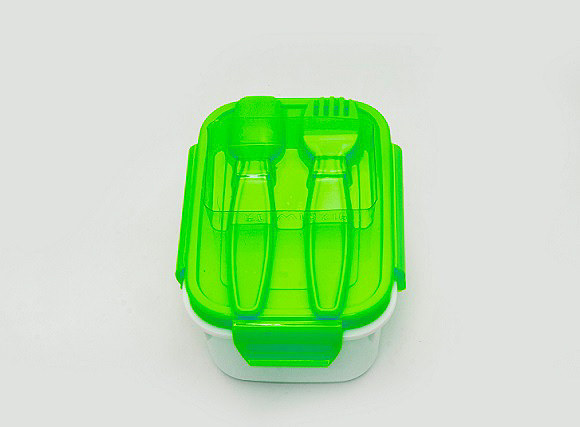 弁当箱のサイズは147×110×75mm（全長×全幅×全高）で、内容量は500ml。フォークとスプーンが付き、食洗機、電子レンジ、冷凍庫にも対応