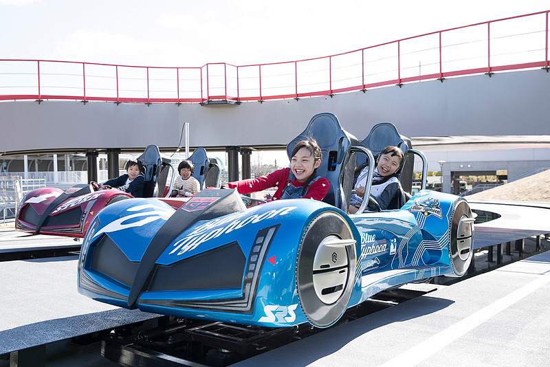 身長120cm以上で乗れるレーシングコースターは家族や友だちと競争が楽しめる