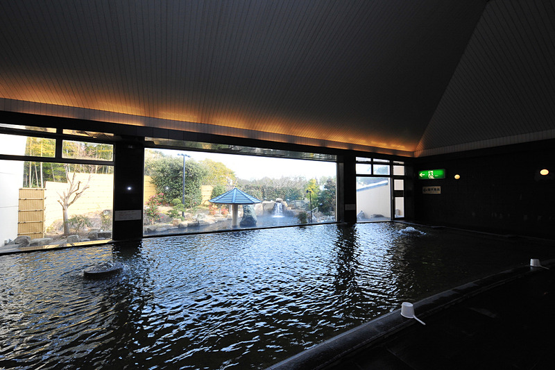 「天然温泉クア・ガーデン」には露天風呂や大浴場に加え温水プールなども楽しめます