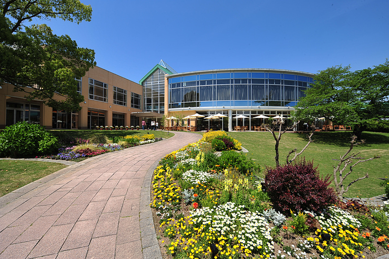 S-PLAZAにはビュッフェレストランやオーガニックカフェなどさまざまなレストランが入り、子供を預けられるチルドレンスペースもある