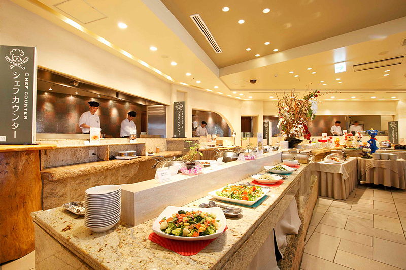 S-PLAZAにはビュッフェレストランやオーガニックカフェなどさまざまなレストランが入り、子供を預けられるチルドレンスペースもある