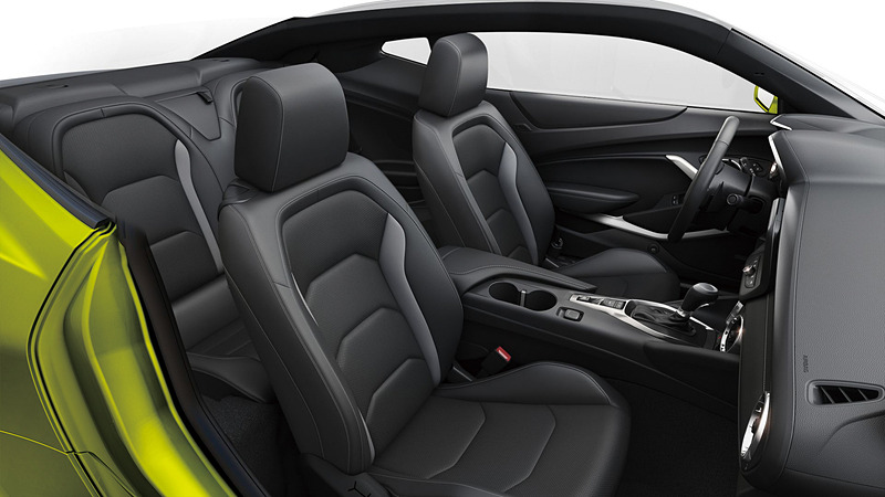 カマロ LT RS“SHOCK EDITION”は、5スプリットスポーク ブライトシルバーペインテッドアルミホイールを装着。シートはノーマルシートを採用