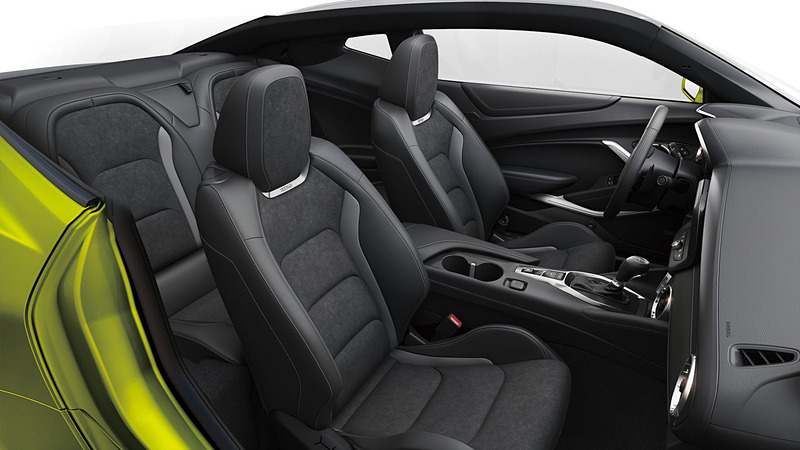 カマロ SS“SHOCK EDITION”は、足下の印象を引き締めるレッドアウトラインストライプ付5スポークグロスブラックホイールを装着。シートはRECAROパフォーマンスシートを採用