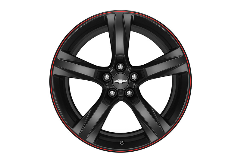 カマロ SS“SHOCK EDITION”は、足下の印象を引き締めるレッドアウトラインストライプ付5スポークグロスブラックホイールを装着。シートはRECAROパフォーマンスシートを採用