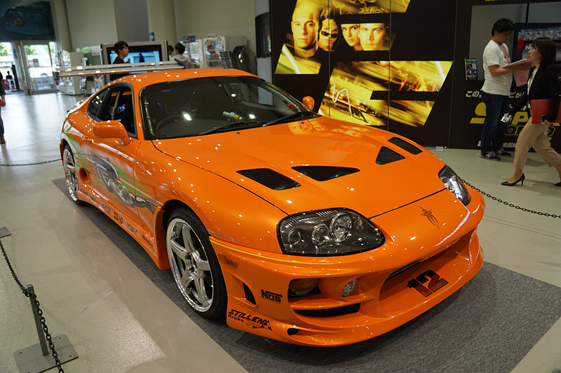 オレンジ色のスープラが登場