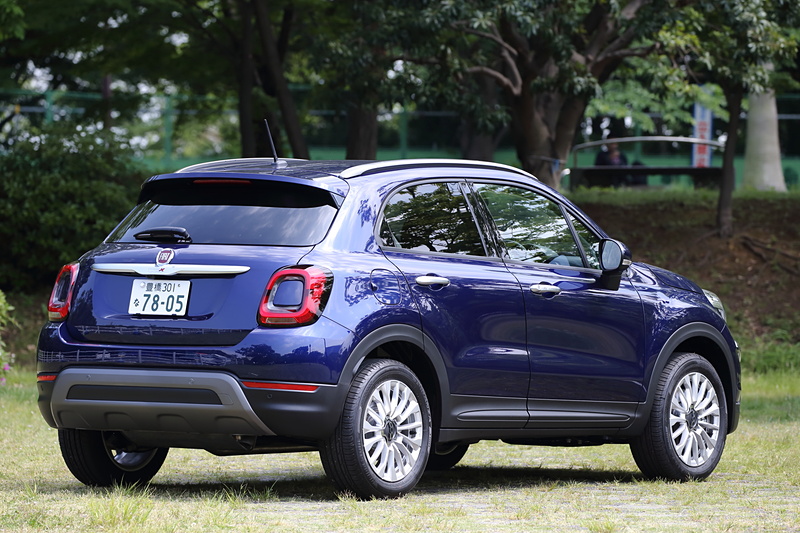 撮影車両は「500X Cross」（334万円）。ボディカラーは「アバター ブルー」。ボディサイズは4280×1795×1610mm（全長×全幅×全高）で、ホイールベースは2570mm。500X Crossよりシンプルな装備で受注生産となる「500X」（298万円）も用意。どちらもトランスミッションには6速DCTを採用して、前輪を駆動する