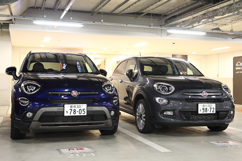 新旧500Xを並べてみた。ブルーのボディカラーの新型は、前後バンパーの意匠が変わりSUV色が強くなっているほか、ヘッドライトやリアコンビネーションランプのデザインがよりはっきりしたものとなっている