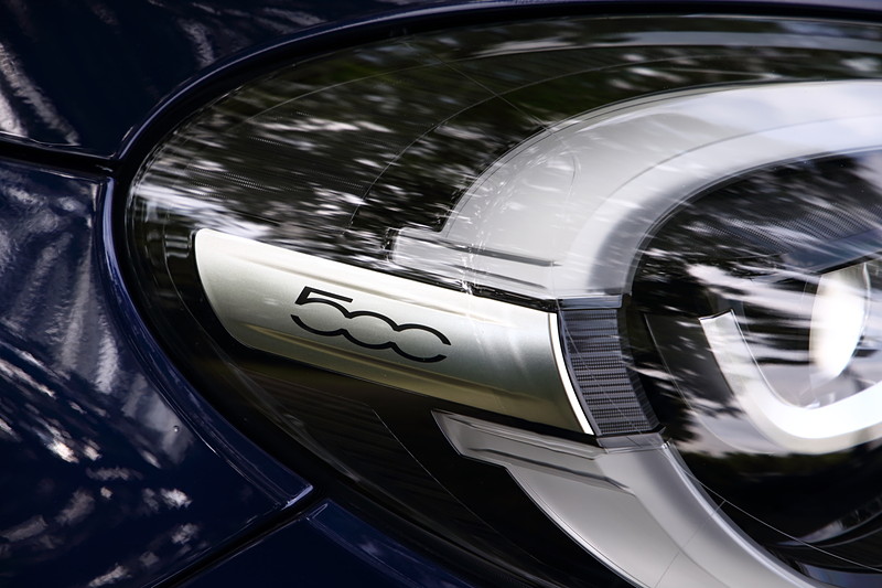 ヘッドライトとテールランプは500のロゴをモチーフにして、中央で上下に分割される新デザイン