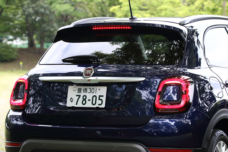 ヘッドライトとテールランプは500のロゴをモチーフにして、中央で上下に分割される新デザイン