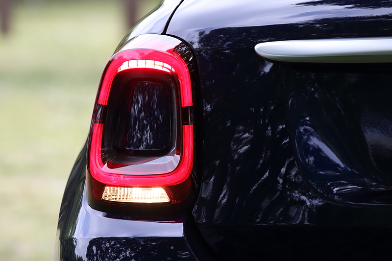 ヘッドライトとテールランプは500のロゴをモチーフにして、中央で上下に分割される新デザイン