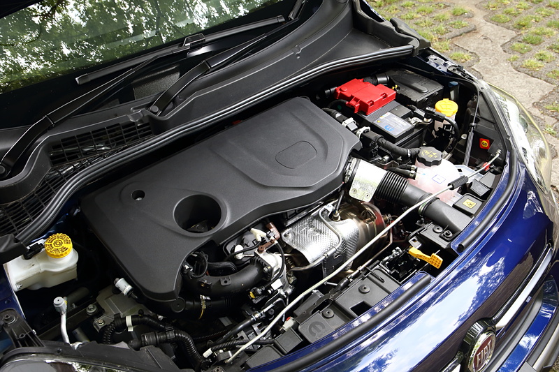 最高出力111kW（151PS）/5500rpm、最大トルク270Nm（27.5kgfm）/1850rpmを発生する新世代のオールアルミ製直列4気筒1.3リッター“FireFly”ターボエンジンを搭載。独自技術のMultiAirを進化させ、従来の1.4リッターターボエンジンに比べて最高出力が11PS、最大トルクが20Nmそれぞれアップ。燃費は欧州計測参考値で約10％向上した