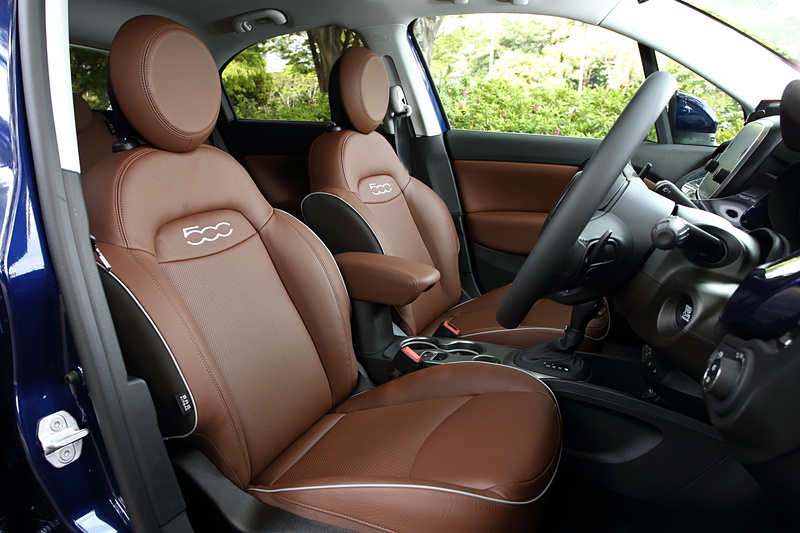 500X Crossは8ウェイパワーシート付きのレザーシートを装着。ボディカラーによってシートカラーが異なり、アバター ブルーの場合はブラウンの組み合わせ