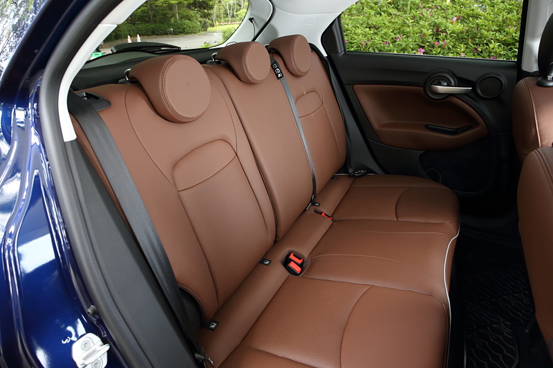 500X Crossは8ウェイパワーシート付きのレザーシートを装着。ボディカラーによってシートカラーが異なり、アバター ブルーの場合はブラウンの組み合わせ