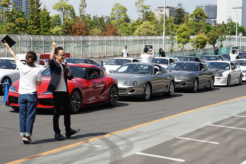 新旧「スープラ」が友山氏の掛け声でエンジンをスタートさせた