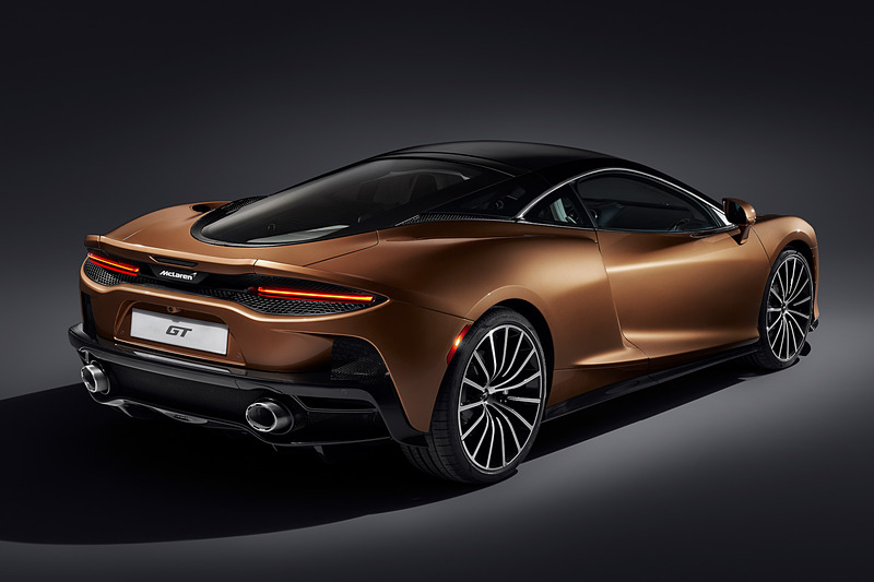 マクラーレン GT。ボディサイズは4683×2095×1213mm（全長×全幅［ミラー展開時］×全高）で、ホイールベースは2675mm。カーボンファイバーを用いることで乾燥重量は1466kg、オイル類とガソリンを90％まで給油した車両重量は1530kg