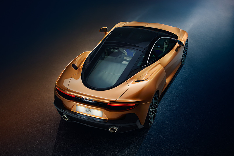 マクラーレン GT。ボディサイズは4683×2095×1213mm（全長×全幅［ミラー展開時］×全高）で、ホイールベースは2675mm。カーボンファイバーを用いることで乾燥重量は1466kg、オイル類とガソリンを90％まで給油した車両重量は1530kg