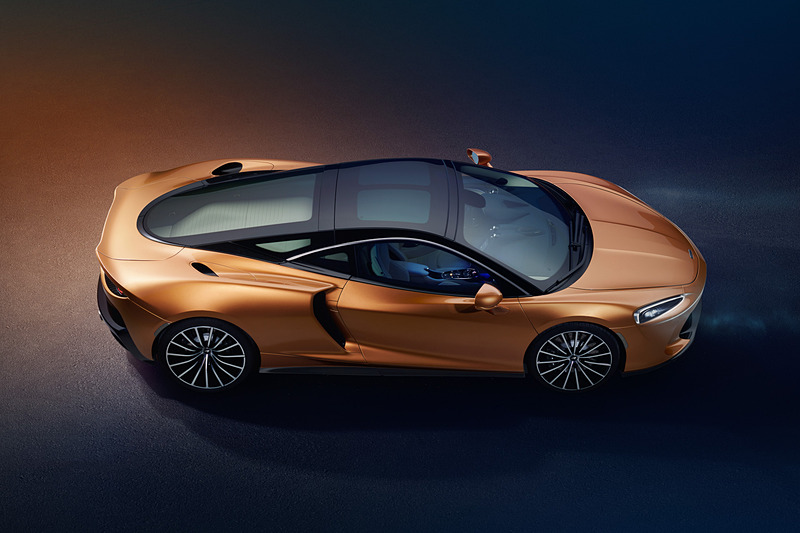 マクラーレン GT。ボディサイズは4683×2095×1213mm（全長×全幅［ミラー展開時］×全高）で、ホイールベースは2675mm。カーボンファイバーを用いることで乾燥重量は1466kg、オイル類とガソリンを90％まで給油した車両重量は1530kg