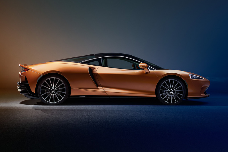 マクラーレン GT。ボディサイズは4683×2095×1213mm（全長×全幅［ミラー展開時］×全高）で、ホイールベースは2675mm。カーボンファイバーを用いることで乾燥重量は1466kg、オイル類とガソリンを90％まで給油した車両重量は1530kg