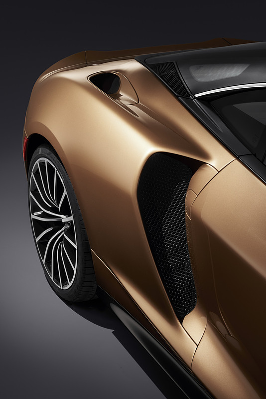 ホイールデザインは7本スポークまたは15本スポークの2種類を用意。専用開発されたピレリ製「P ZERO」タイヤを装着する。タイヤサイズはフロントが225/35R20、リアが295/30R21