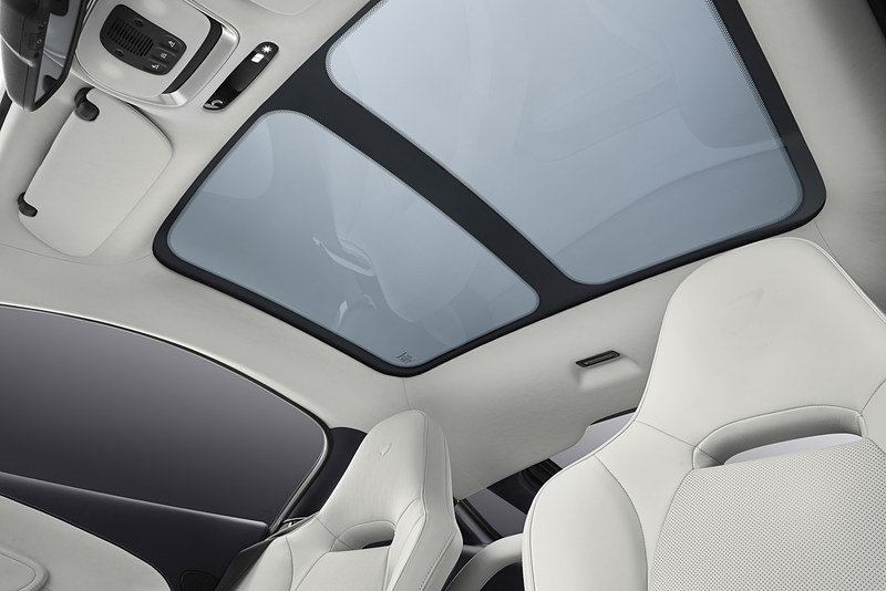 マクラーレン GTのインテリア。オプションの「エレクトロクロミック・ガラスパネル」は、ボタン操作によってガラスの透明度を変更できる