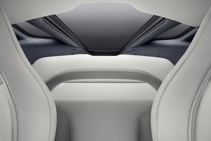 マクラーレン GTのインテリア。オプションの「エレクトロクロミック・ガラスパネル」は、ボタン操作によってガラスの透明度を変更できる