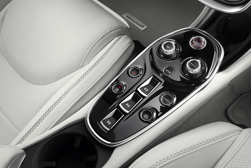 マクラーレン GTのインテリア。オプションの「エレクトロクロミック・ガラスパネル」は、ボタン操作によってガラスの透明度を変更できる