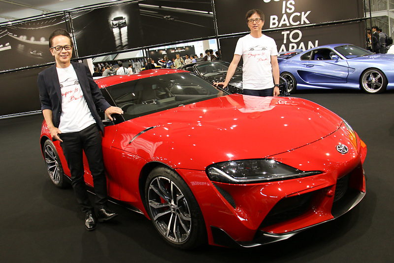 新型スポーツクーペ「スープラ」の発表会で行なわれたフォトセッション。左はトヨタ自動車株式会社 副社長 兼 GAZOO Racing Company プレジデントの友山茂樹氏、右は新型スープラのチーフエンジニアを務めた多田哲哉氏