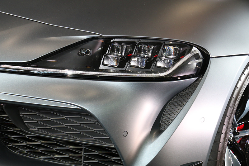 全車で6灯式LEDヘッドライトを採用。ウインカーやクリアランスランプなどもLEDとなる