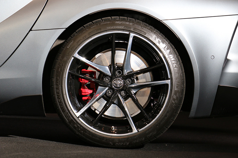 RZのタイヤサイズはフロント255/35ZR19、リア275/35ZR19。アルミホイールは鍛造タイプ。ブレーキはレッド塗装で、フロントはブレンボ製の17インチアルミモノブロック対向4ピストンキャリパー、リアは17インチアルミフローティングキャリパーを採用する