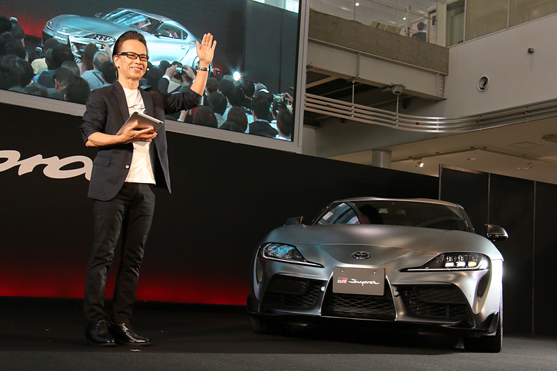 「（新型スープラが）かっこわるい、と思う方は正直に手を上げてください」と呼びかける友山副社長