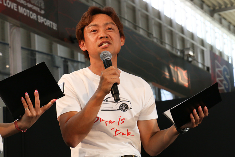 モータースポーツやスポーツカーとクルマの安全性の関係性について語る脇阪氏と友山副社長