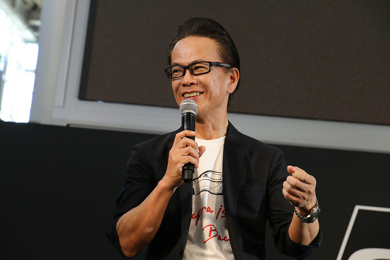 モータースポーツやスポーツカーとクルマの安全性の関係性について語る脇阪氏と友山副社長