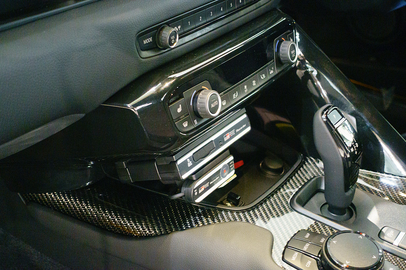 セレクトレバーの前方に設置された「TOYOTA GAZOO Racing Recorder」。新型「スープラ」の発売と合わせて詳細を世界初公開