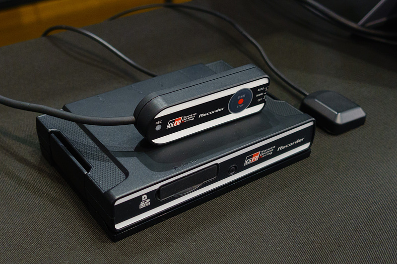 「TOYOTA GAZOO Racing Recorder」。オプション価格は9万1800円（＋標準取付時間1.5H）。下が本体で、上部が起動用のリモコンスイッチ。右隣はセットのGPSアンテナ