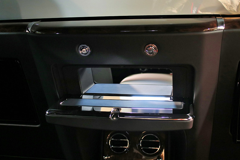 後席と前席の空間を結ぶ“壁の穴”。通常は蓋で閉まっている