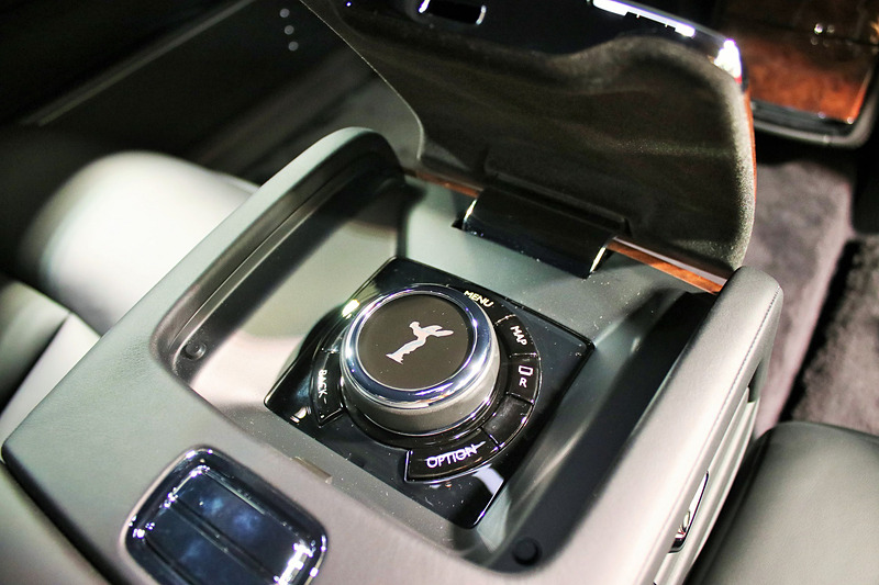 後席のセンターアームレストにあるスイッチ類でテレビ画面などの操作ができる