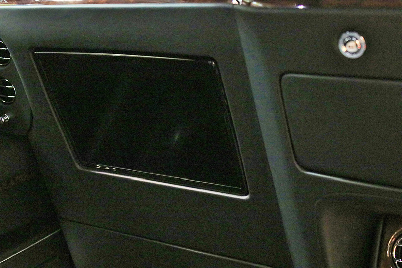 画面をOFFにすると壁の中に格納される