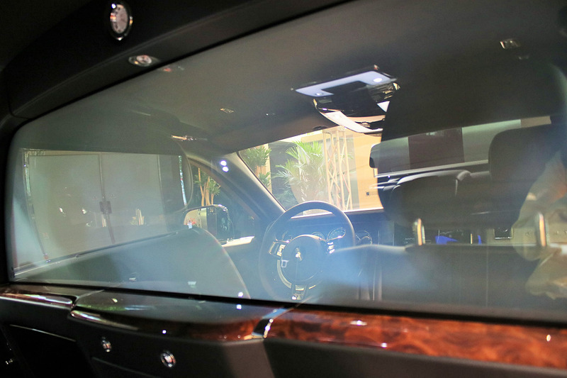 通常のエレクトロクロマチック ガラス。光の関係で白くなって見えるが、実際には透明だ