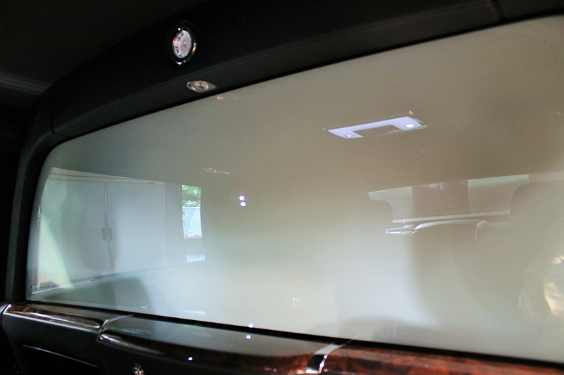 エレクトロクロマチック ガラスを不透明にしたところ。色々な映り込みは後席のもので、まったくと言っていいほど前席は見えない