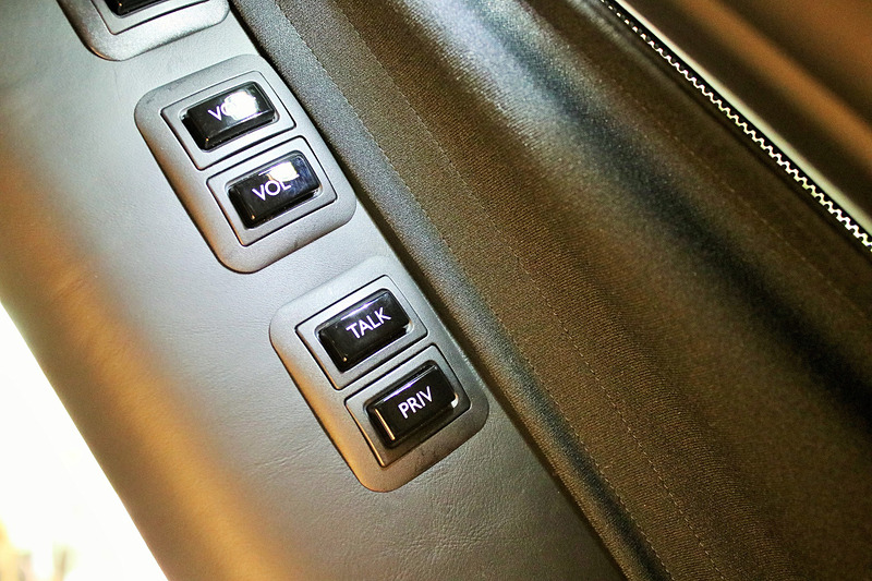 Cピラーにあるスイッチ類。一番下の“PRIV”ボタンでエレクトロクロマチック ガラスを切り替える