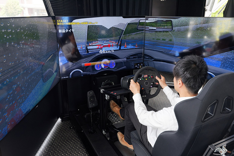 シミュレータでタイヤを正しく使うことの大切さを知ることができる