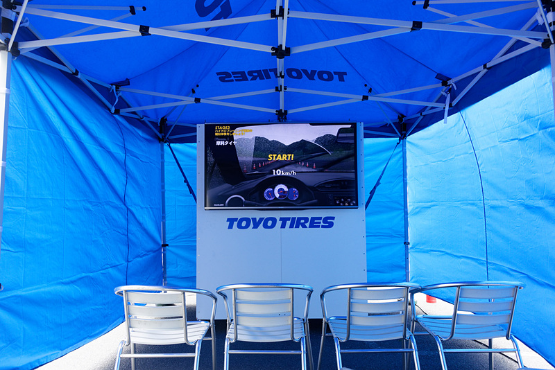 順番待ちの待機スペースでは、シミュレータで試せるプログラムを予習できる