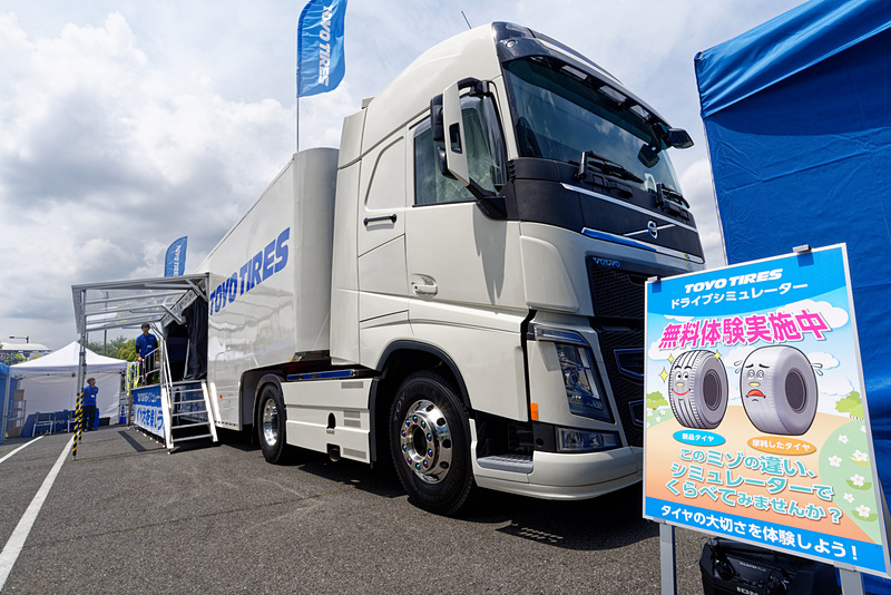 シミュレータを運搬したトラック。ヘッドはボルボFHで、トレーラー部分と合わせると20tを超える。通行・駐車可能な場所が限られるため、開催できる場所を選ばなければいけないのが課題だという