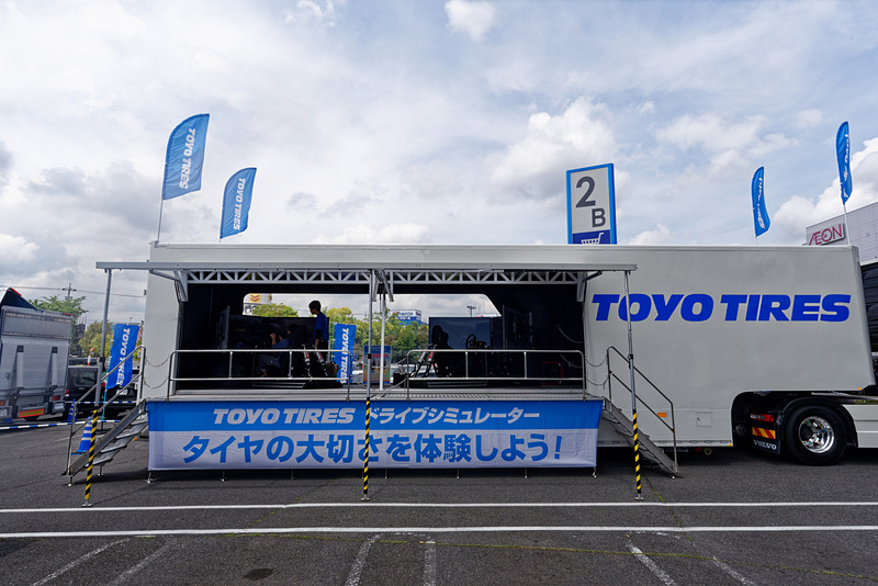 シミュレータを運搬したトラック。ヘッドはボルボFHで、トレーラー部分と合わせると20tを超える。通行・駐車可能な場所が限られるため、開催できる場所を選ばなければいけないのが課題だという