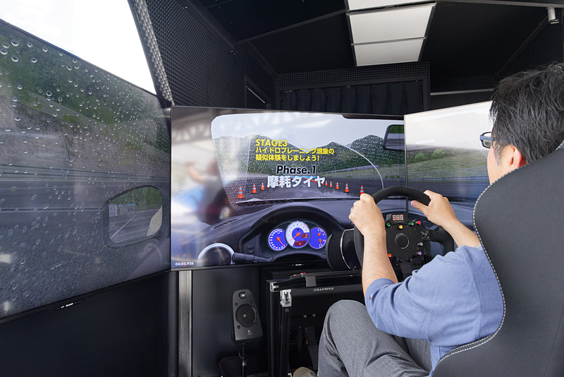 濡れた路面でハンドルを左右に切って、ハイドロプレーニング現象発生時の感覚を体感