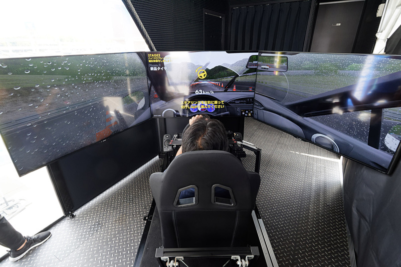 濡れた路面でハンドルを左右に切って、ハイドロプレーニング現象発生時の感覚を体感